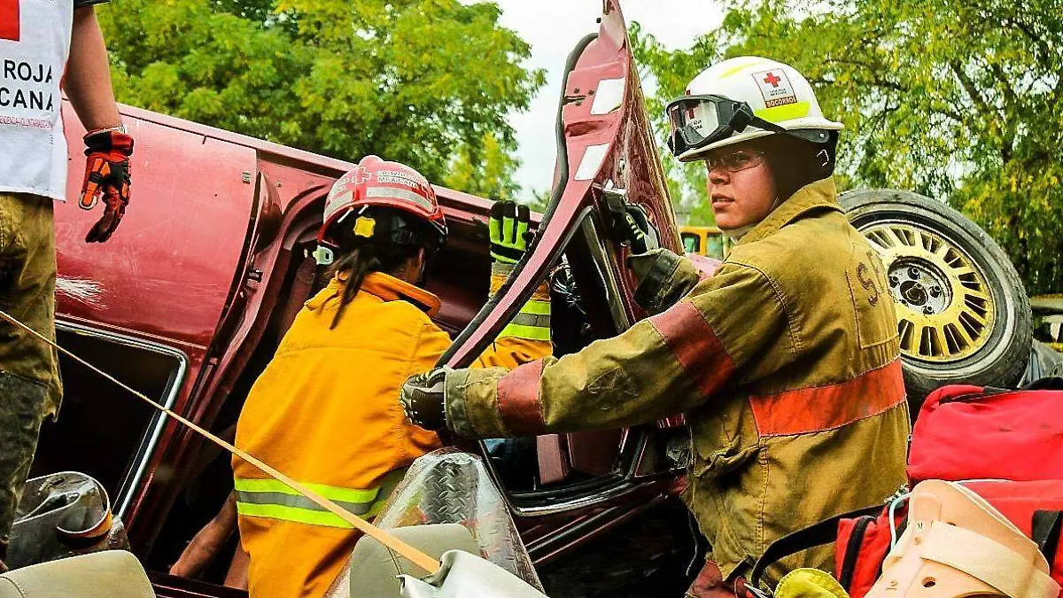 Bomberos y Cruz Roja