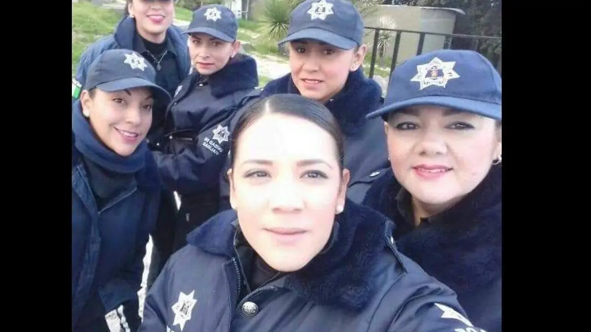 mujer policía