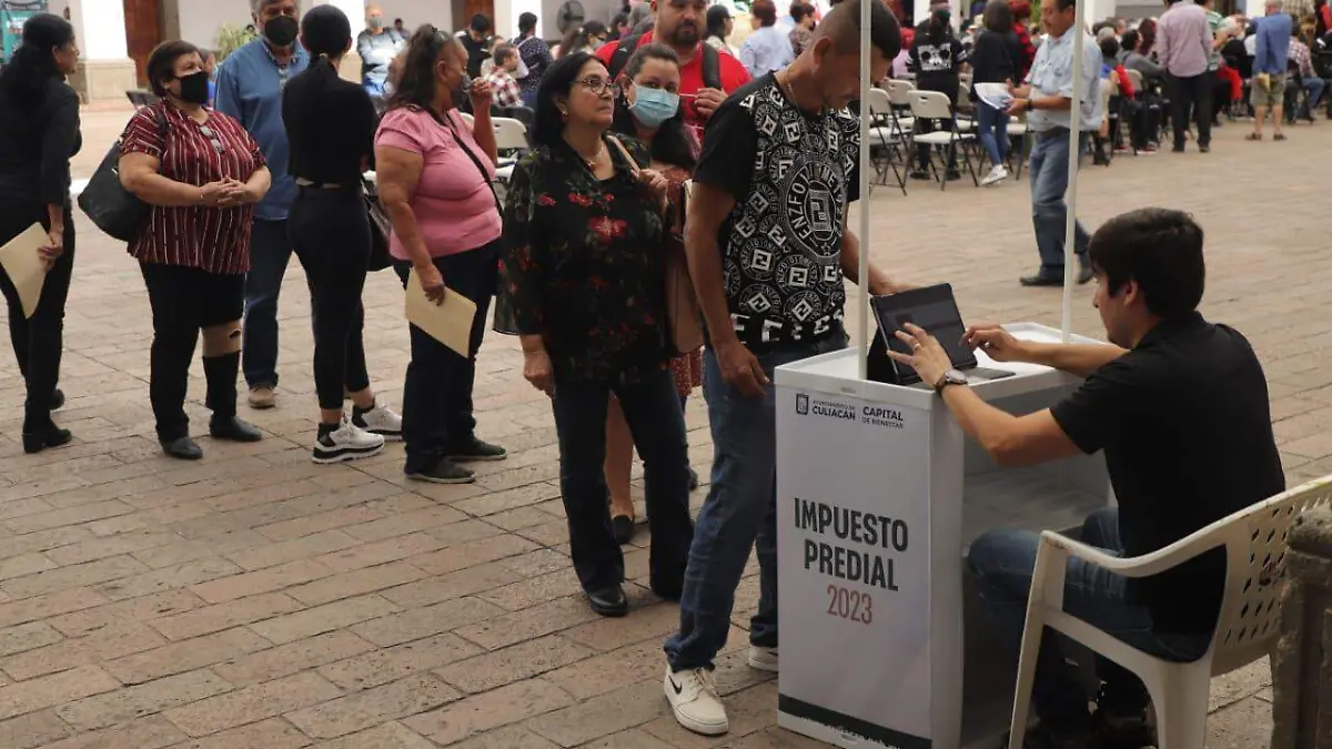 Miles de culiacanenses acuden a la comuna a realizar pagos de servicios