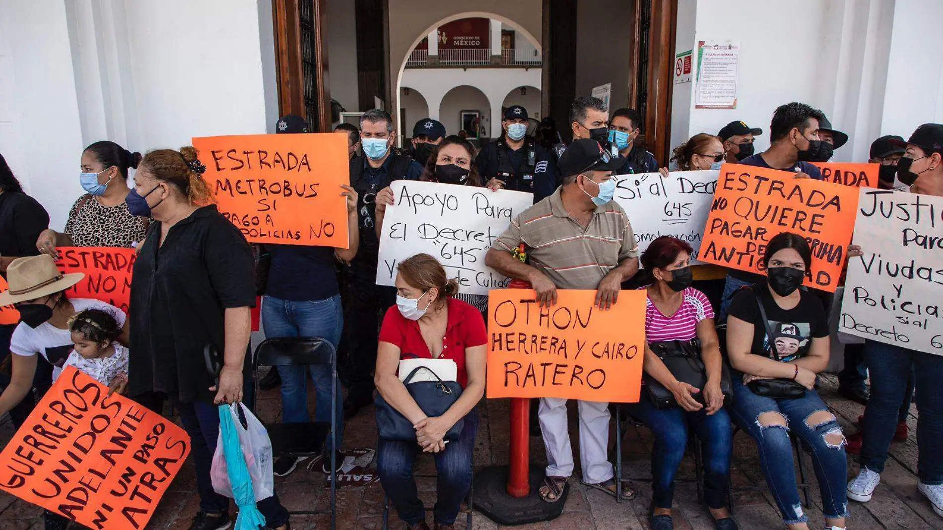 protestan-vuidas-de-policias-y-policias-jubilados