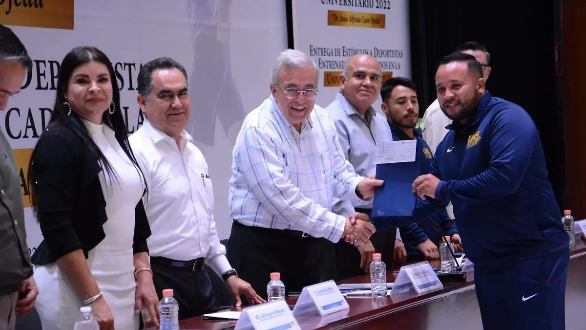 uas-recibe-premio-al-deporte