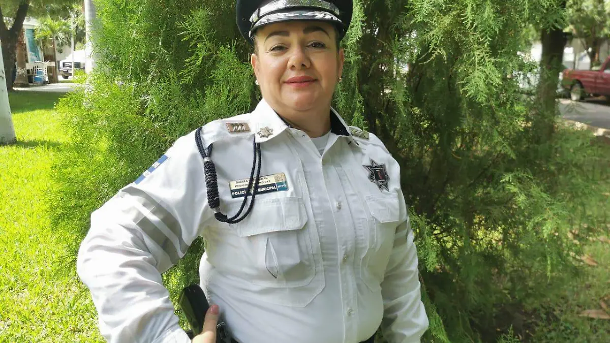 mujer policía