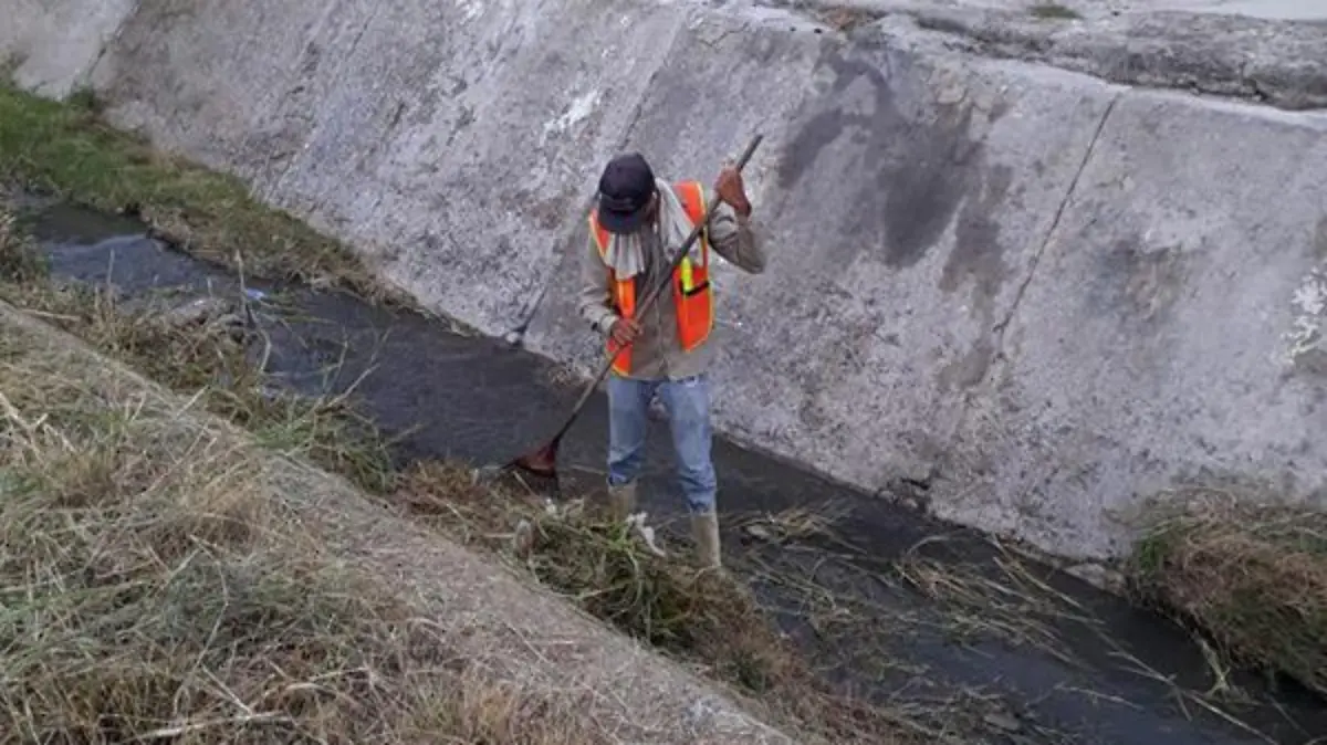 TRABAJOS DE DESAZOLVE Y LIMPIEZA EN DIVERSAS COLONIAS (2)