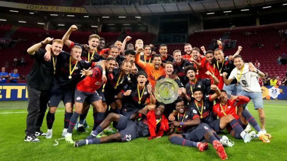 erik-gutierrez-consigue-el-titulo-de-la-supercopa-con-el-psv2.