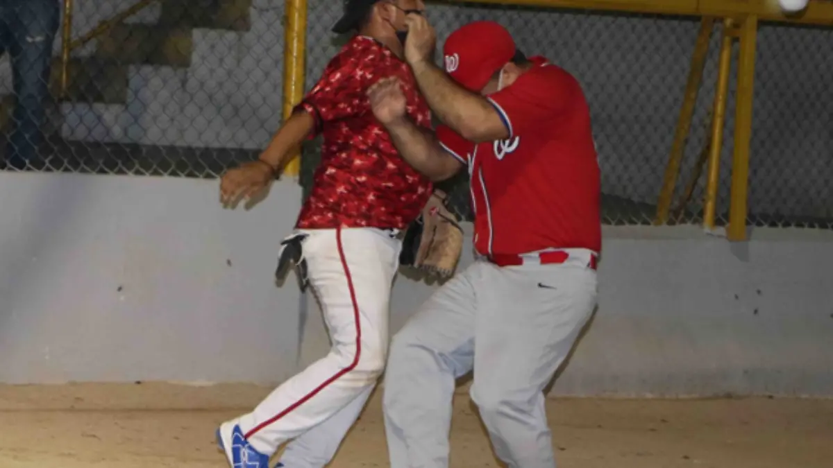 Carlos López softbol