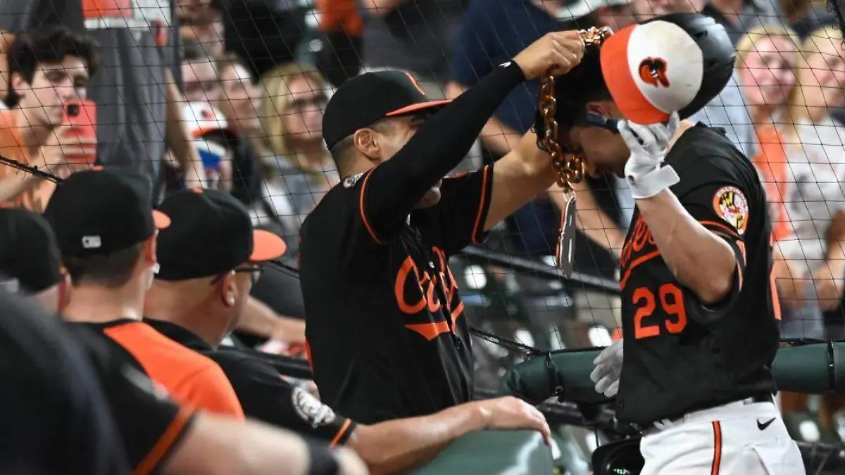 ramon-urias-pega-su-cuadrangular-numero-13