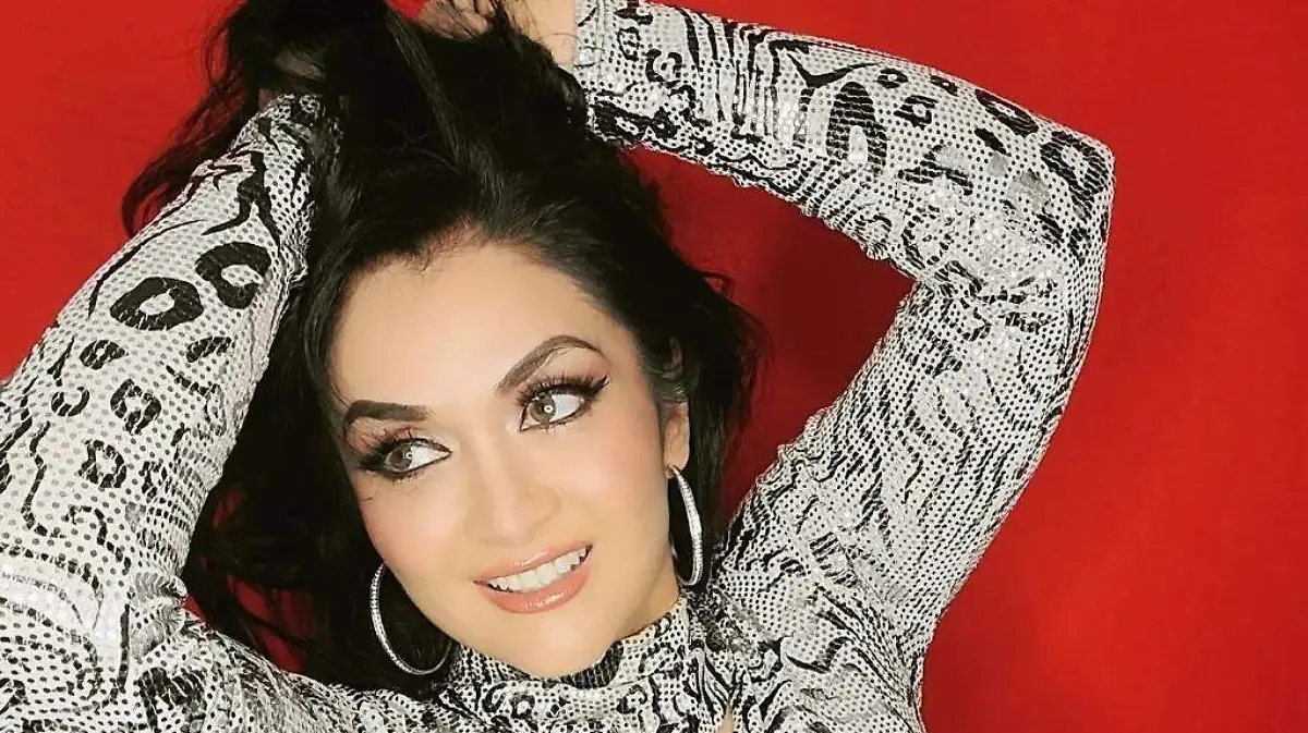 Mya la dama de negro
