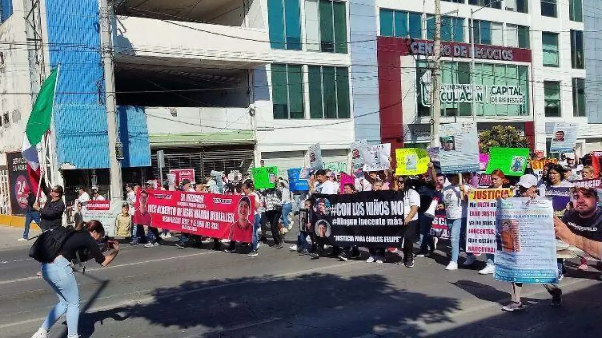 marchan-ciudadanos-fuera-rocha