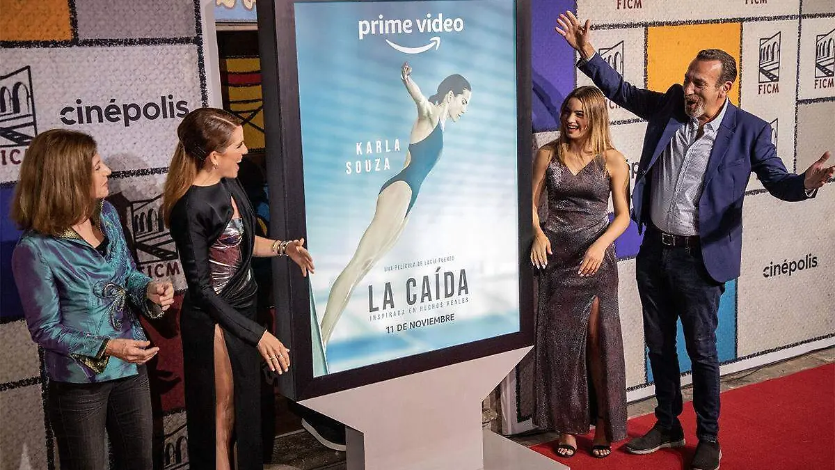 La caída Karla Souza