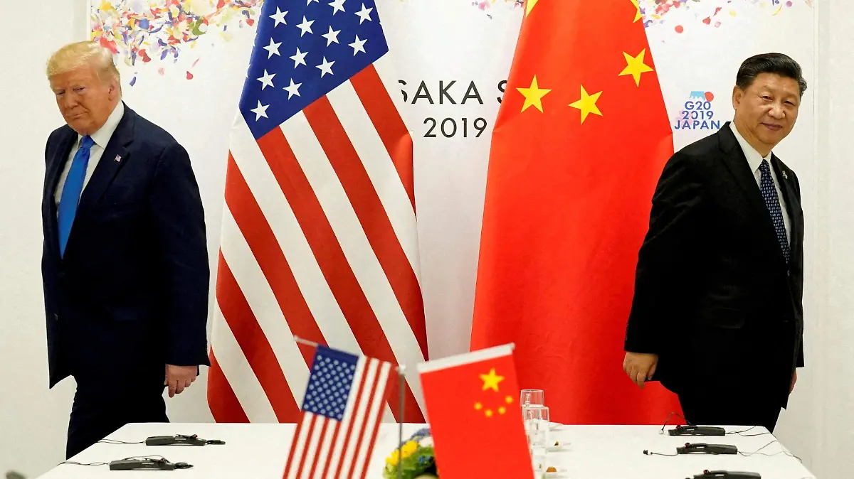 2025-04-03T152537Z_1224712129_RC2QZAAFOPIC_RTRMADP_3_USA-TRUMP-TARIFFS-CHINA (1)