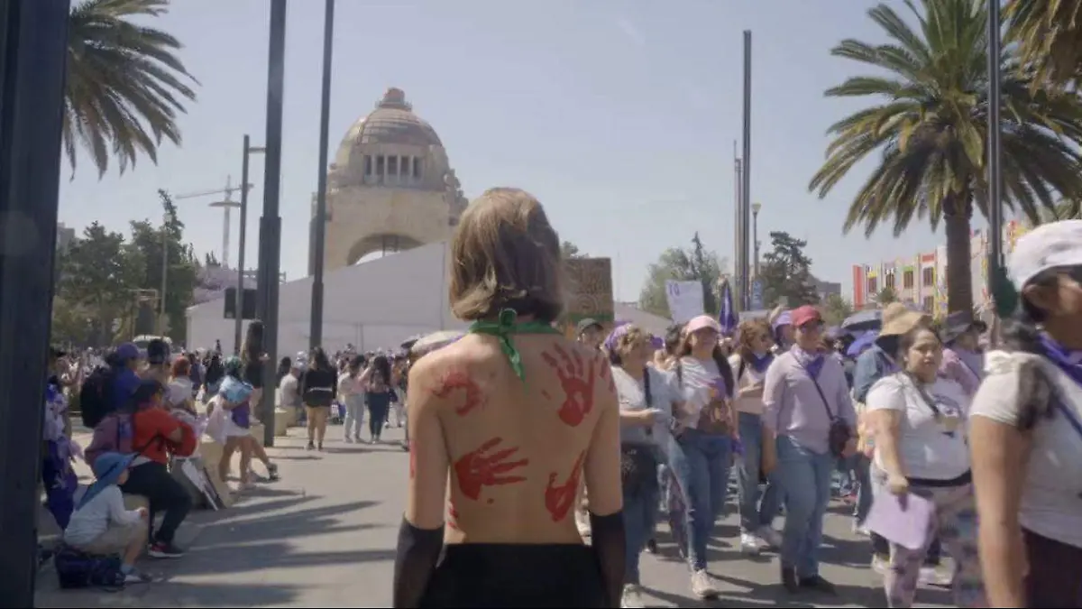 Llamarse-Olimpia-cine-beso-buho3