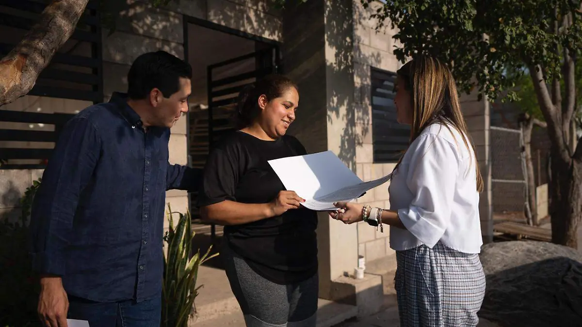 Entrega-escrituras-Miriam-alcaldesa-culiacán2