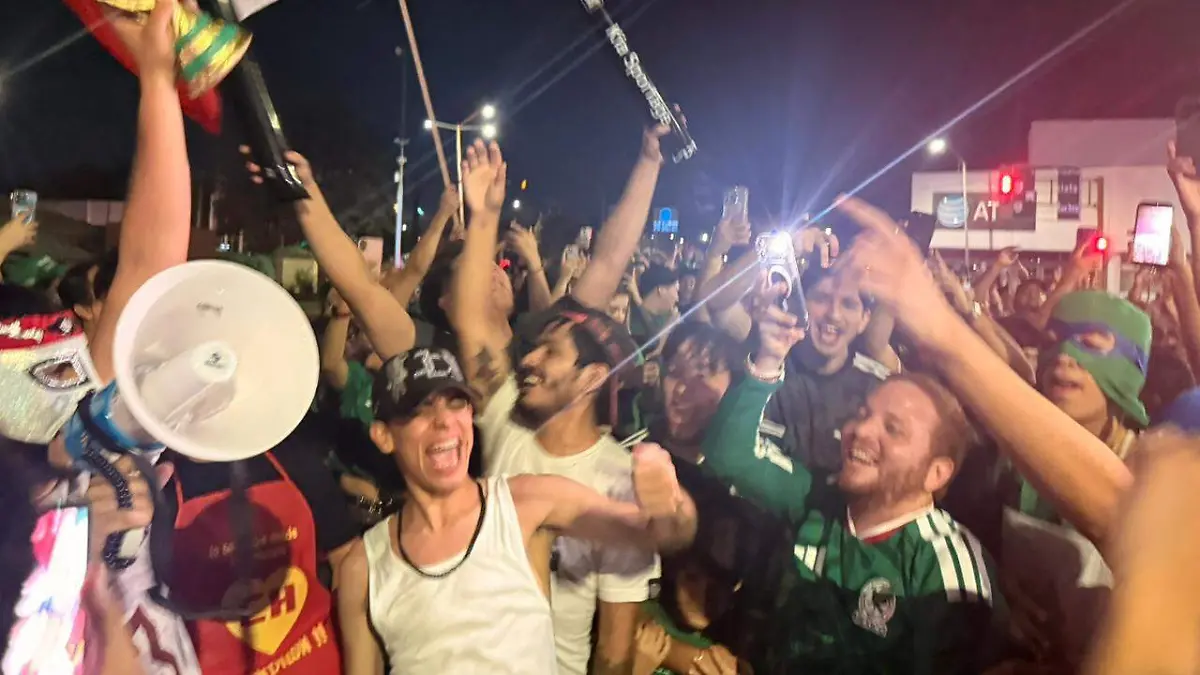 Culichis salen a festar la victoria de México contra Ecuador2