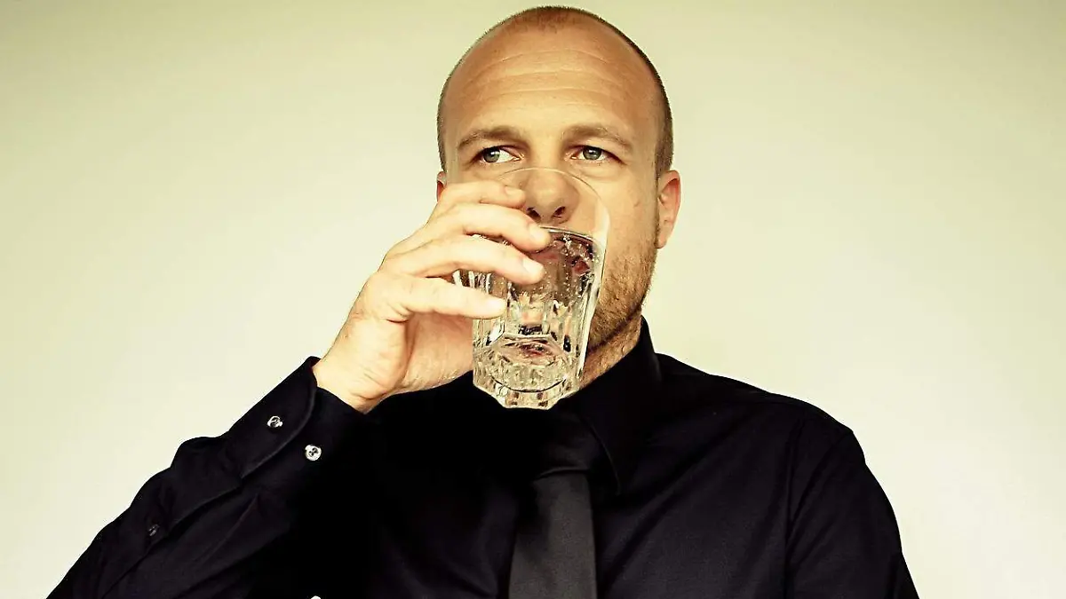 Tomar agua natural es la mejor bebida para mantenerse hidratado