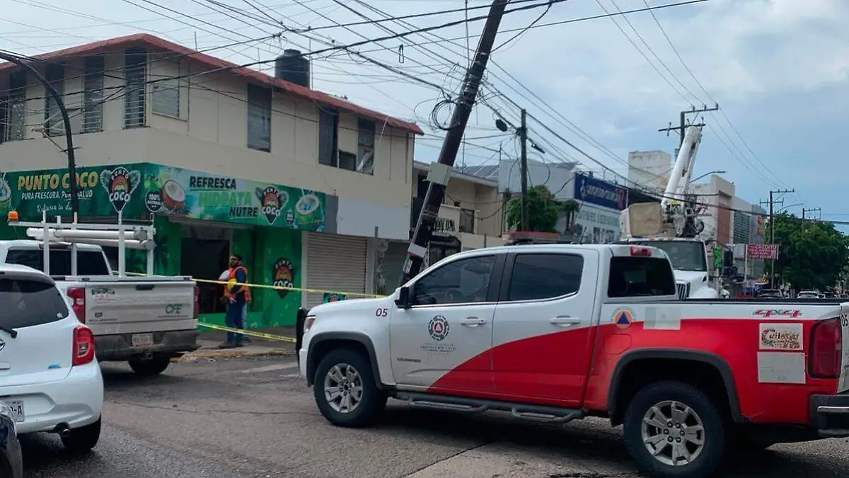 Trailer choca con poste de luz en Culiacán 2