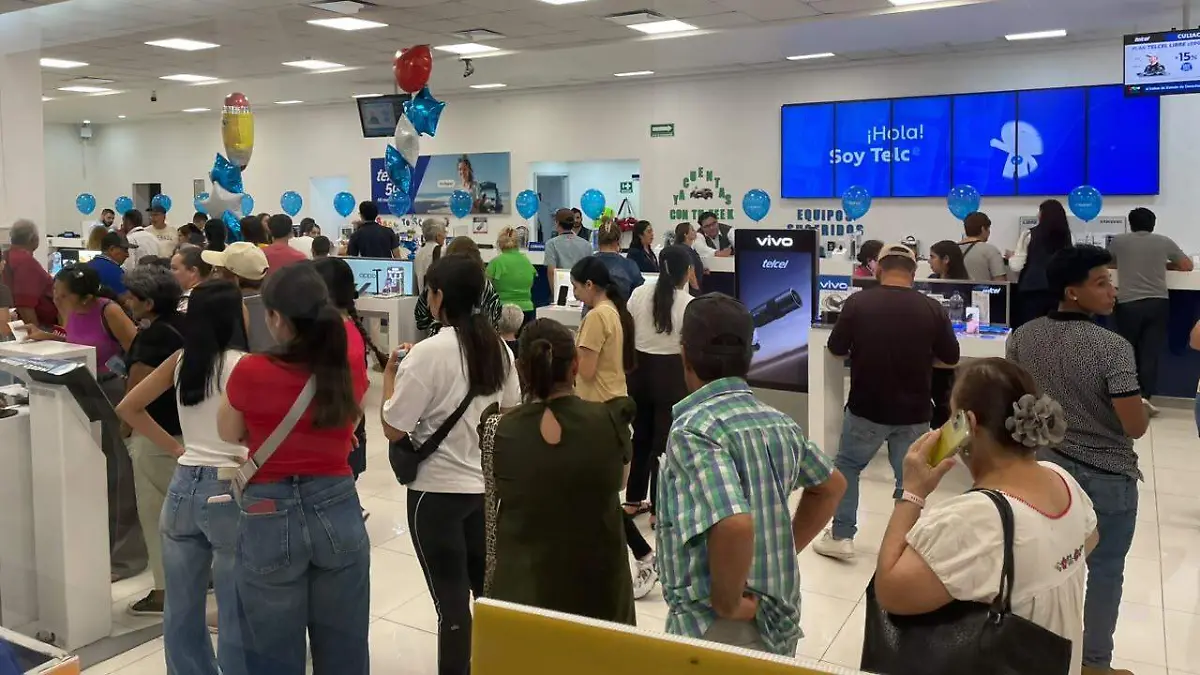 Clientes haciendo fila en Telcel 2
