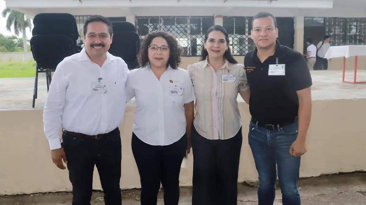 La alcaldesa electa realizó junto al encargado de la dirección del plantel, Rogelio Pérez Lara, la entrega de los útiles escolares