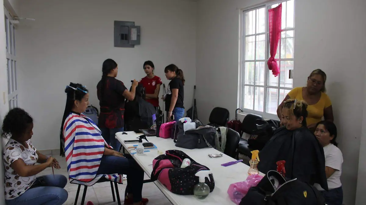 Los cursos de corte de cabellos se han popularizado en Pueblo Viejo 