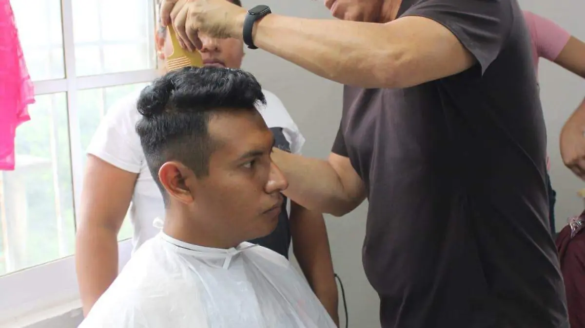 En este oficio se estudian los rasgos faciales de la persona, su personalidad, y el estilo 