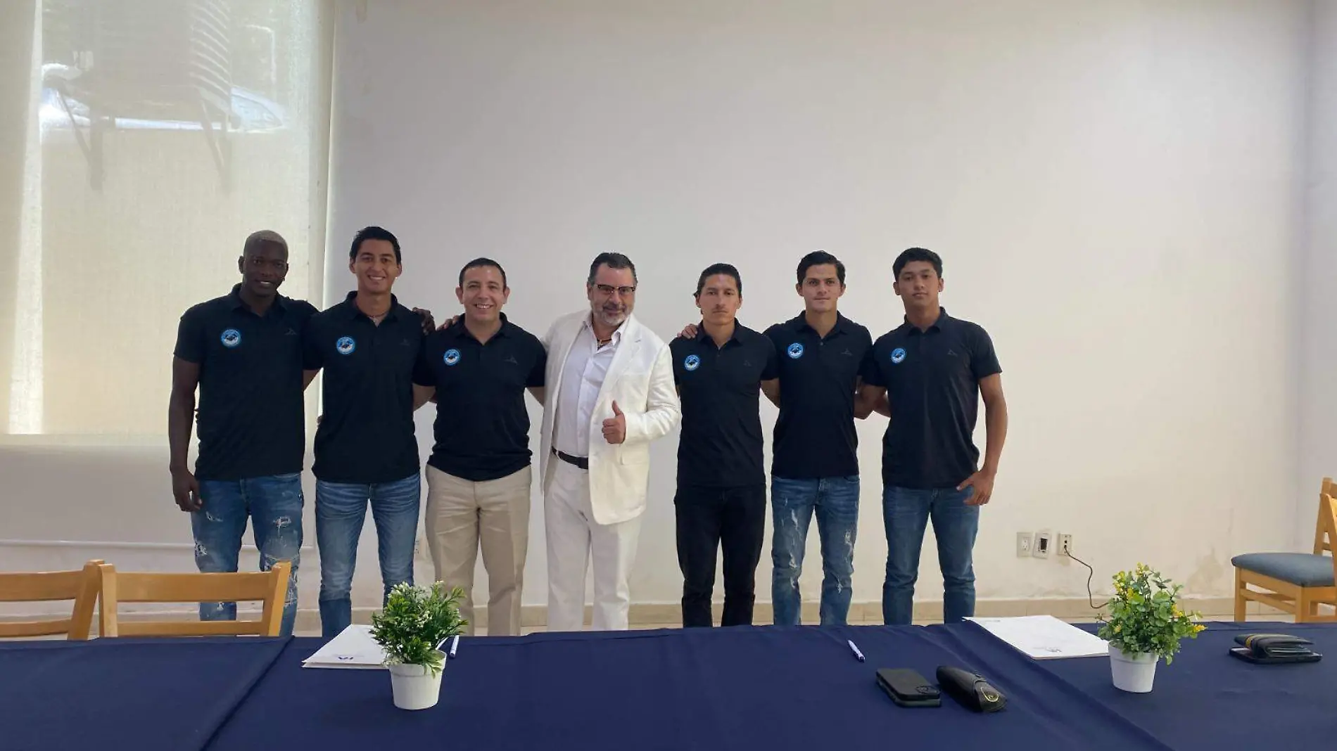 No podía faltar la foto entre jugadores y el director del hospital 