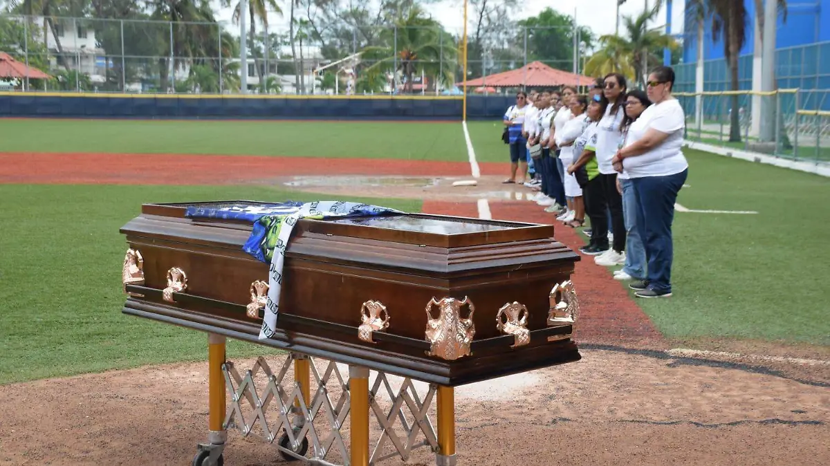 'Malú' Castillo hace su última carrera en el softbol, emotivo homenaje en Tampico Héctor Rivera (3)