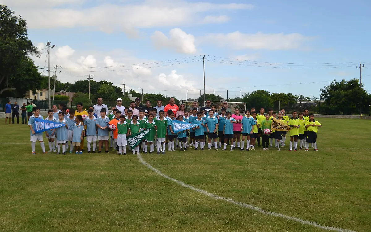 Secretarios generales y niños futbolistas en la foto del recuerdo
