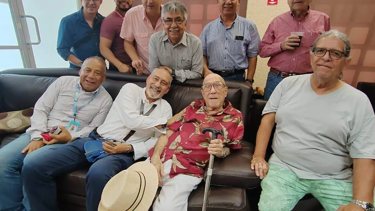 Más de 15 mil horas de vuelo; hazañas y bromas del piloto Amilcar Carrascosa