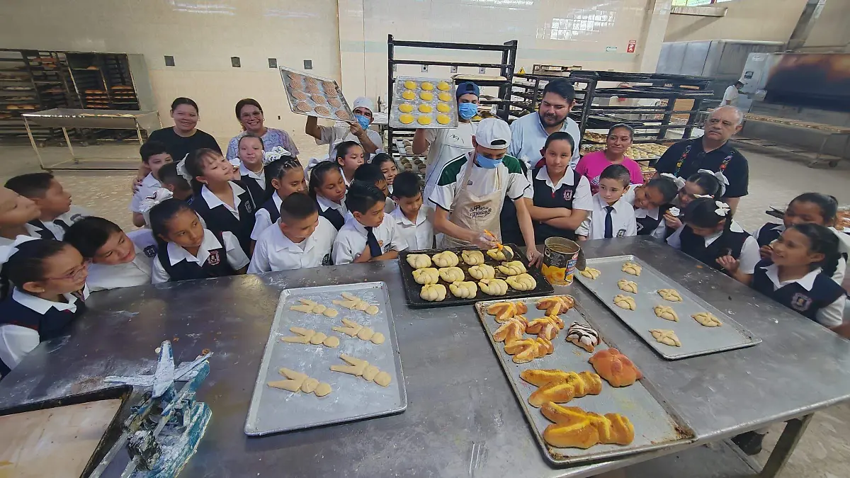 La Flor de México abre sus puertas a estudiantes: niños y niñas de Tampico aprenden hacer pan de muerto