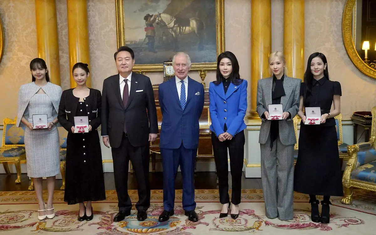 El rey Carlos entrega medallas a la agrupación Kpop  