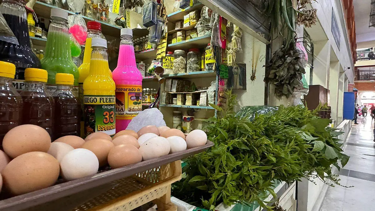 Las limpias son una práctica recurrente durante estos fenómenos