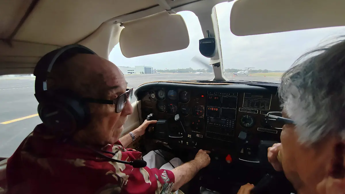 Más de 15 mil horas de vuelo; hazañas y bromas del piloto Amilcar Carrascosa