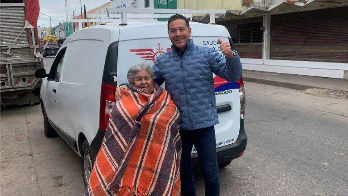 Onesimo Molina reparte cobijas en mercado de Tampico para mitigar el frío 