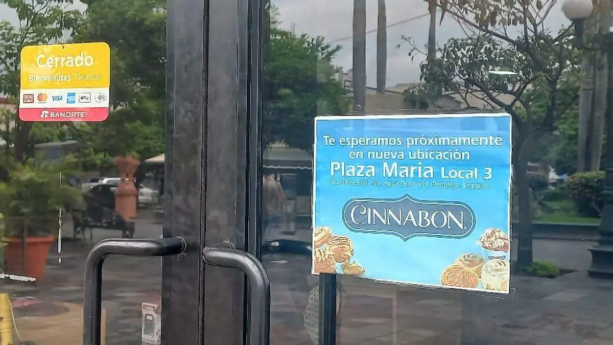En la puerta de la unidad se lee un letrero que avisa a sus clientes que los atenderán en otra dirección