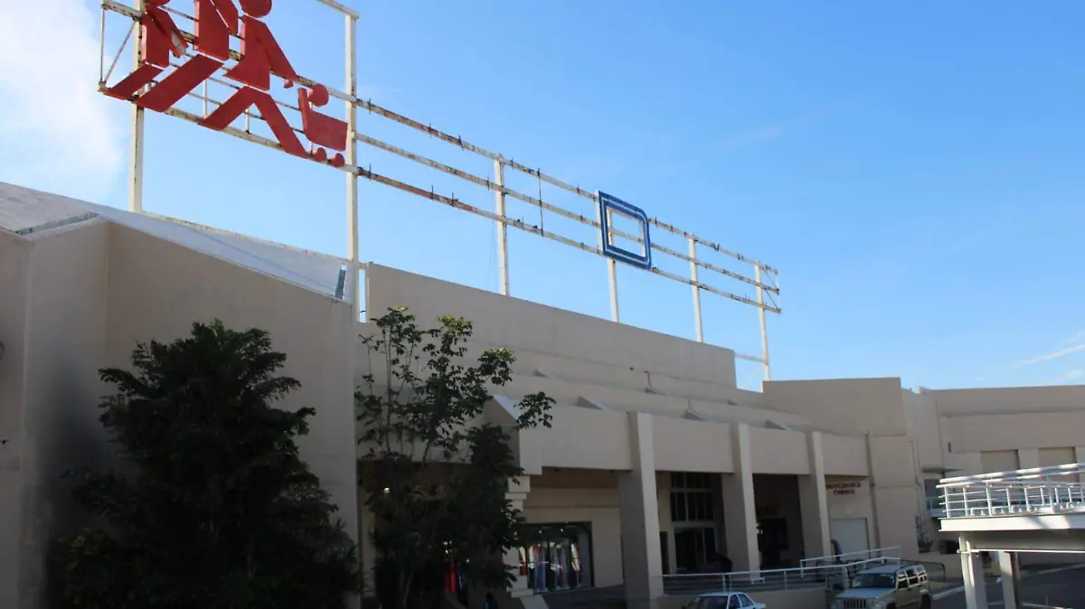 Sorprendió a clientes y transeúntes que el letrero con las letras de Chedraui fuera retirado de esta plaza comercial