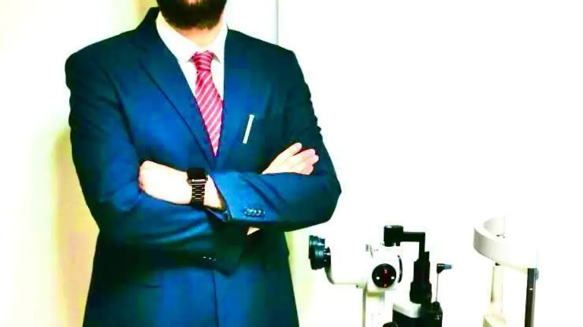 Cirujano oftalmólogo doctor Mario Román Jiménez González