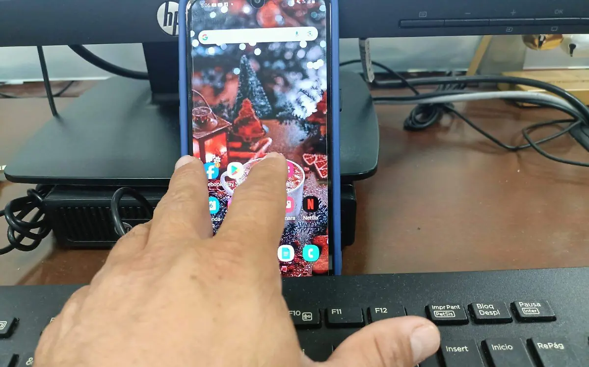 Uso de celular lleva a jóvenes lesionarse de las manos 