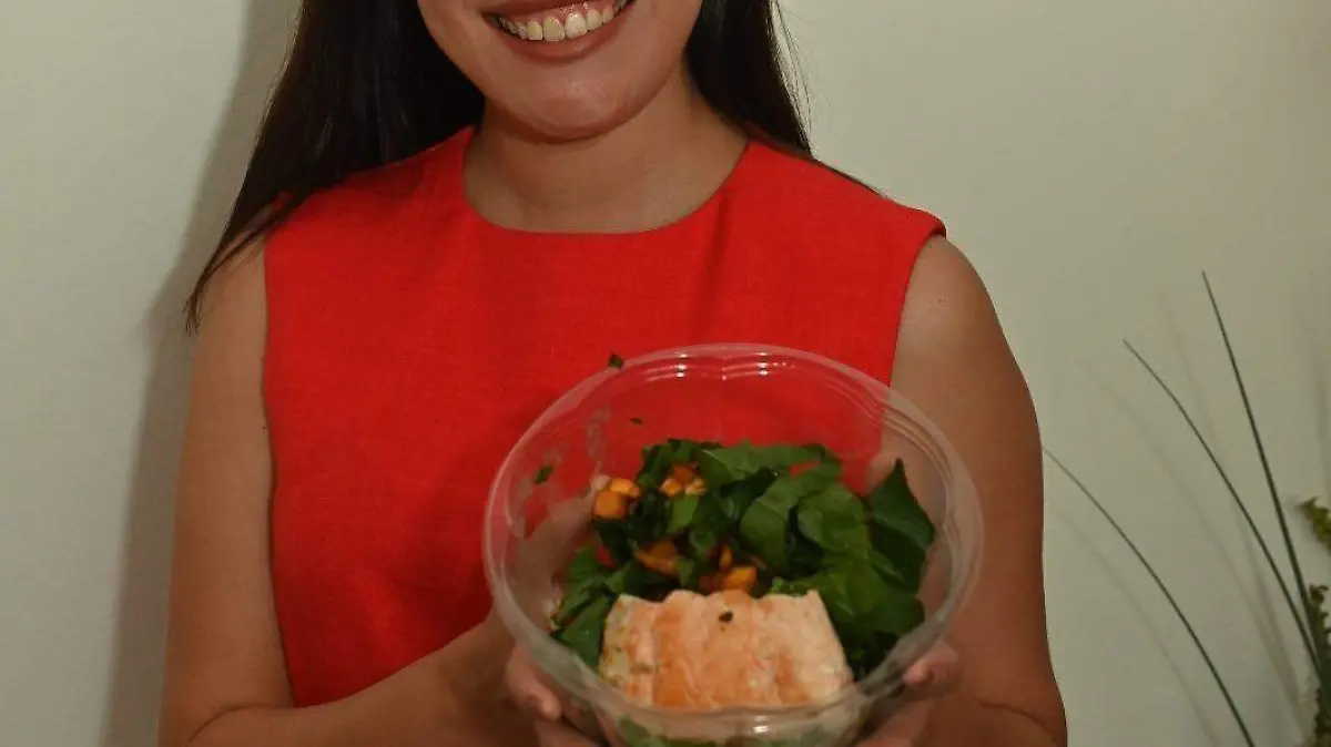 Melissa con uno de los alimentos recomendados