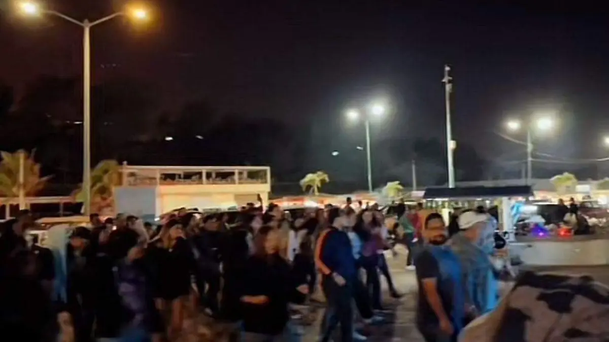 Mega baile del caballo dorado en el malecón de playa Miramar