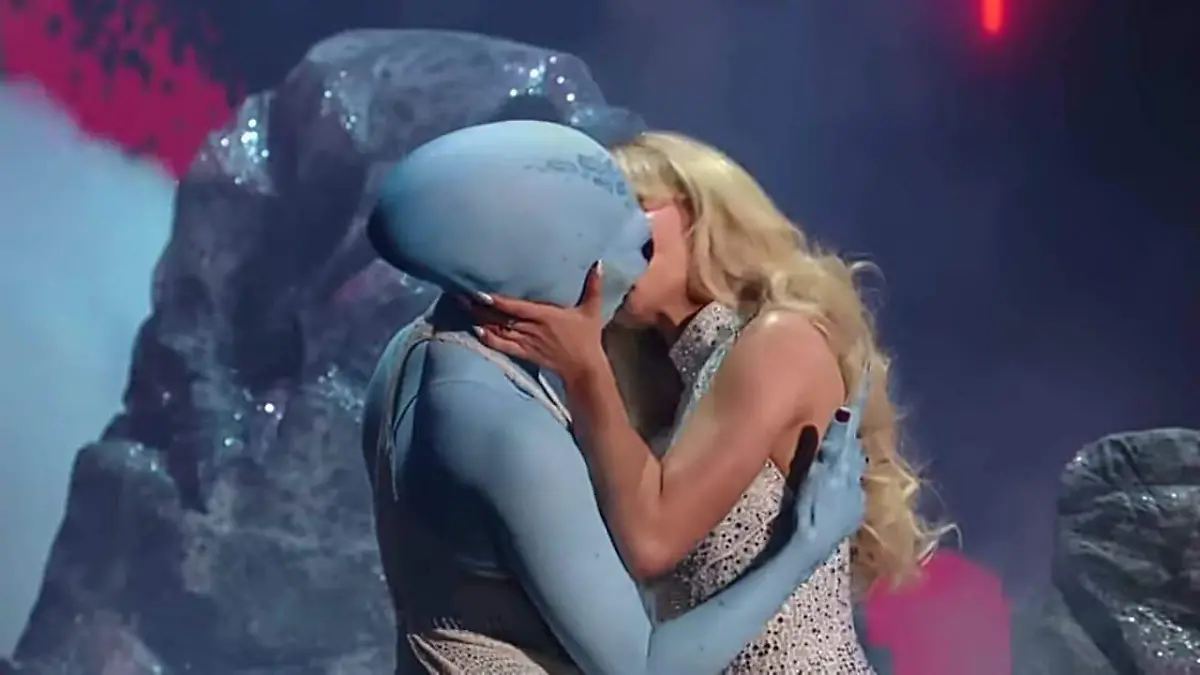 Carpenter recreó un escenario espacial para su segunda aparición en los premios MTV VMAs