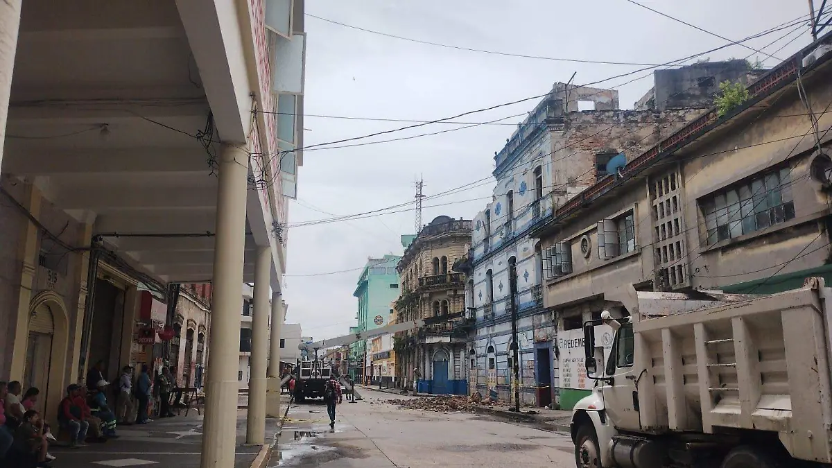 La demolición de este antiguo edificio en Tampico se realiza con alta precisión para evitar desplomes que representen algún riesgo