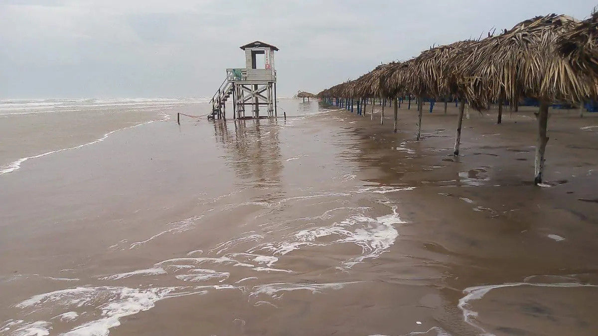 Apenas con unas lluvias y vientos remanentes de una tormenta el mar se metió