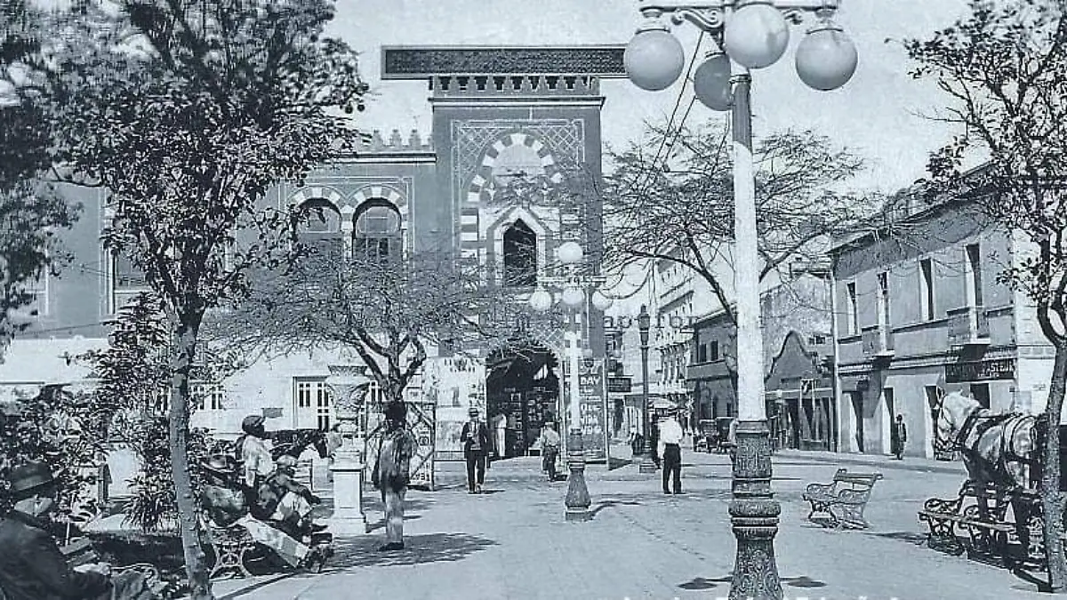 Junto a la Plaza de Armas se tenía el Cine Alcázar