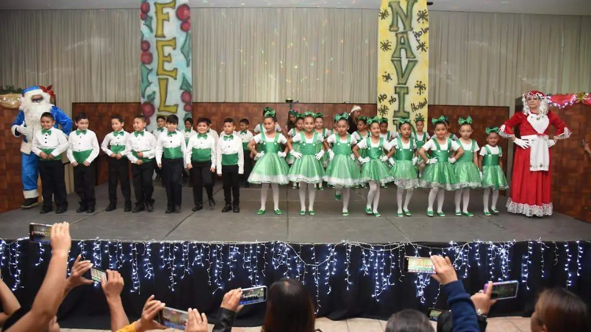 Estudiantes cierran ciclo escolar con festivales navideños