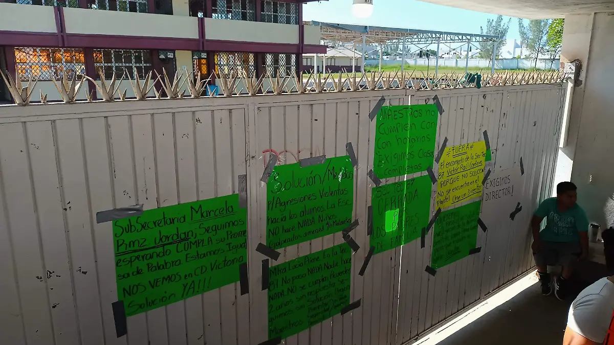 Protesta en secundaria de Altamira: padres la 'clausuran' por falta de maestros