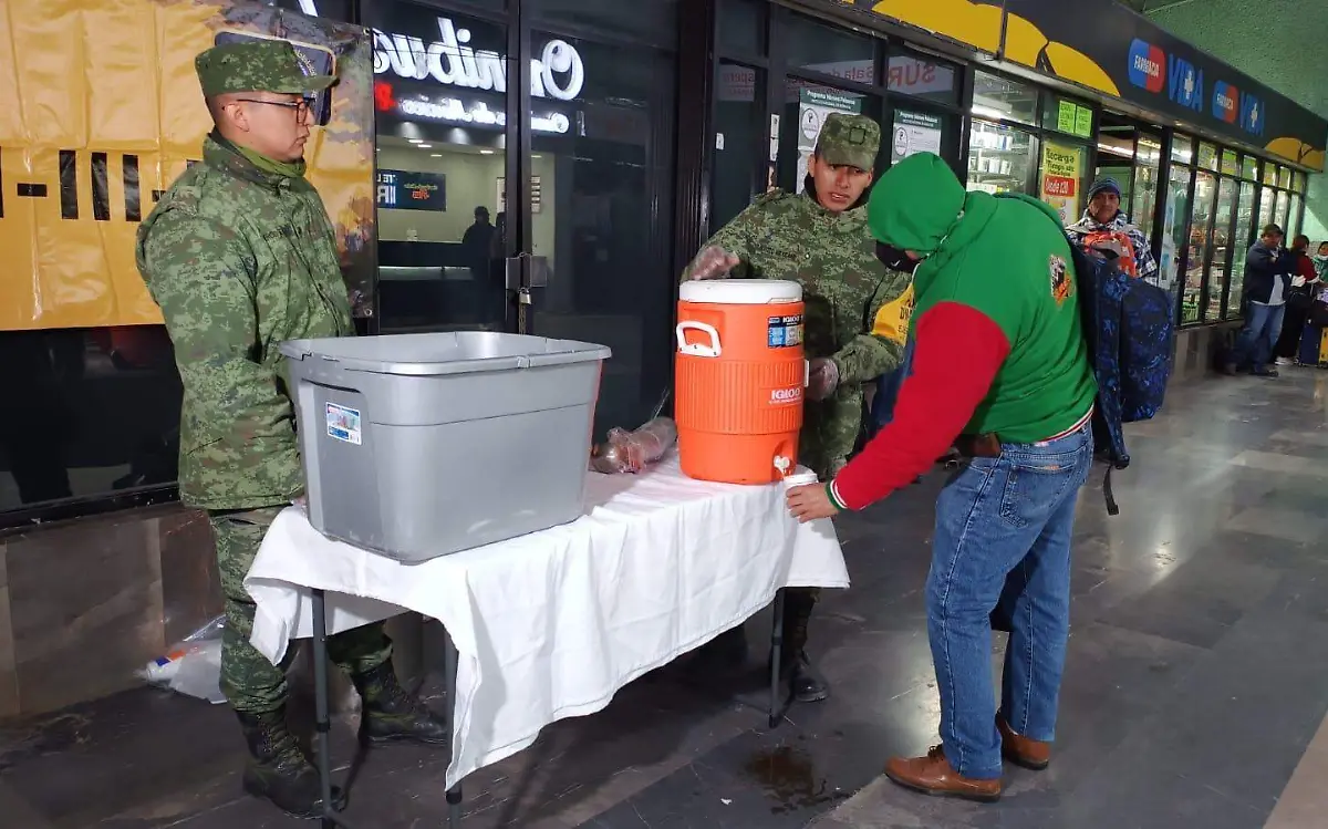 Soldados y bomberos salen a repartir café, pan y chocolate caliente en el sur de Tamaulipas Juan Hernández (3)