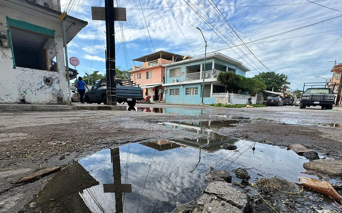 Vecinos de la colonia Morelos exigen a Comapa reparación urgente de fuga de agua potable Yadira Hernández (4)