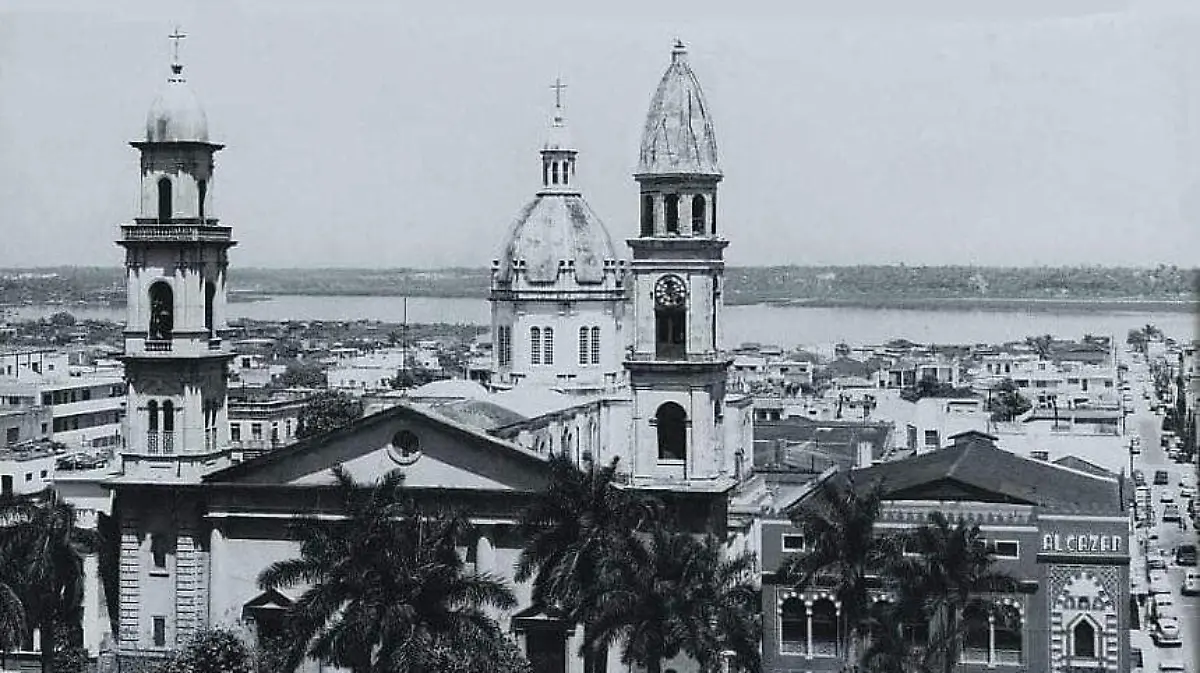 Panorámica donde se aprecian el cine Alcázar y la Catedral de Tampico