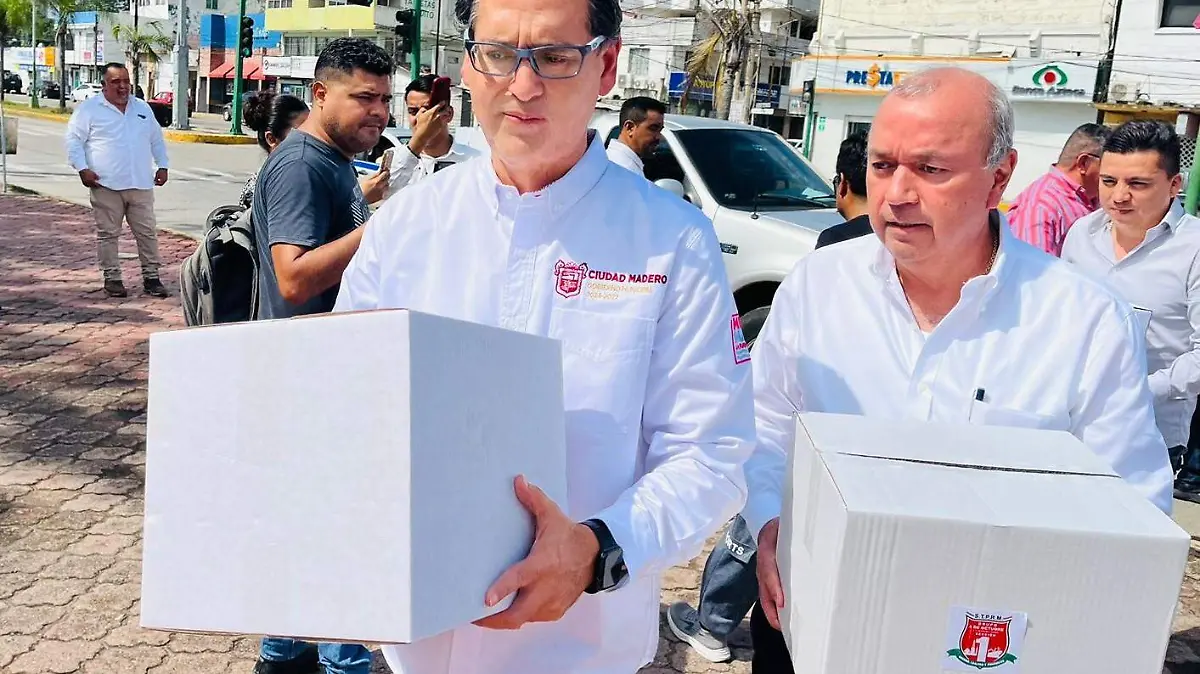 Erasmo González fue el encargado de recibir la ayuda