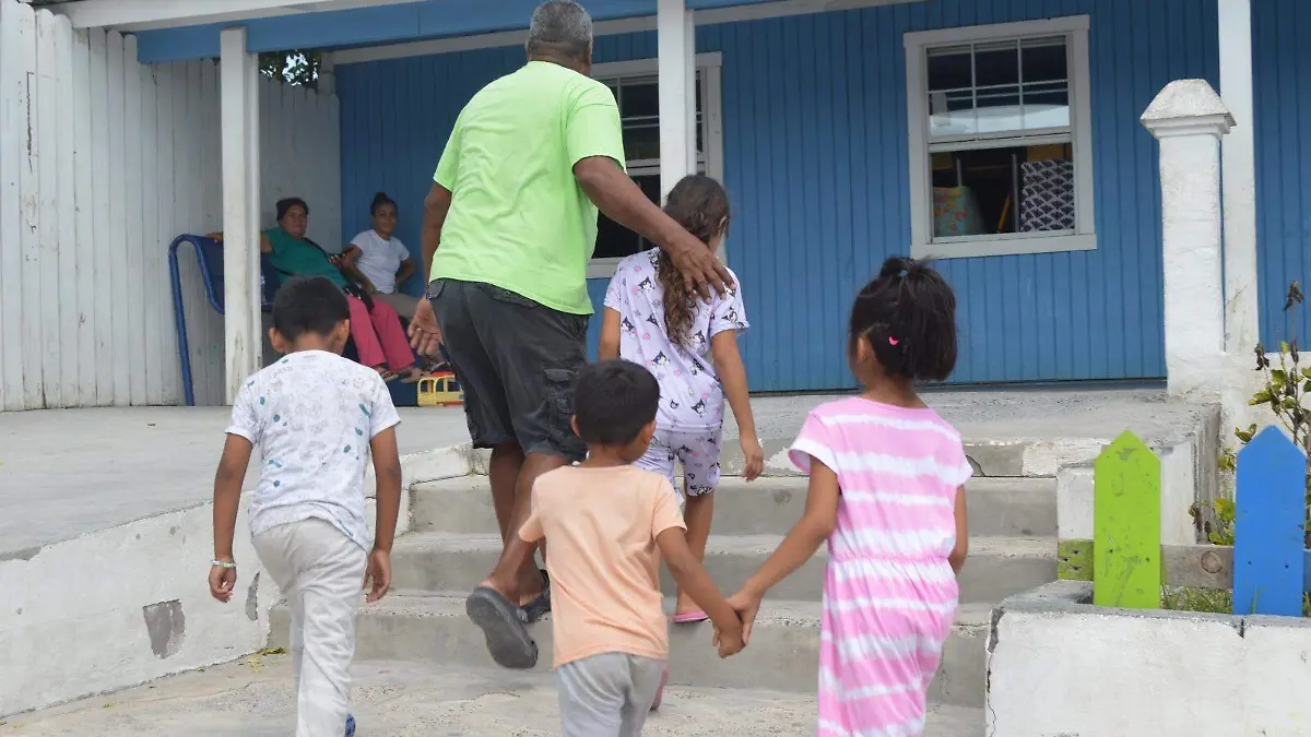 Voluntarios construyeron aulas para que los niños estudien