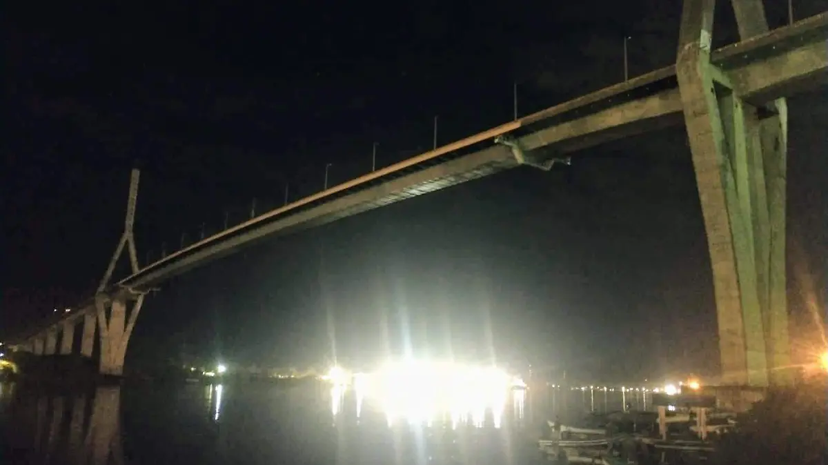 Uno de los problemas es que el Puente Tampico carece de alumbrado